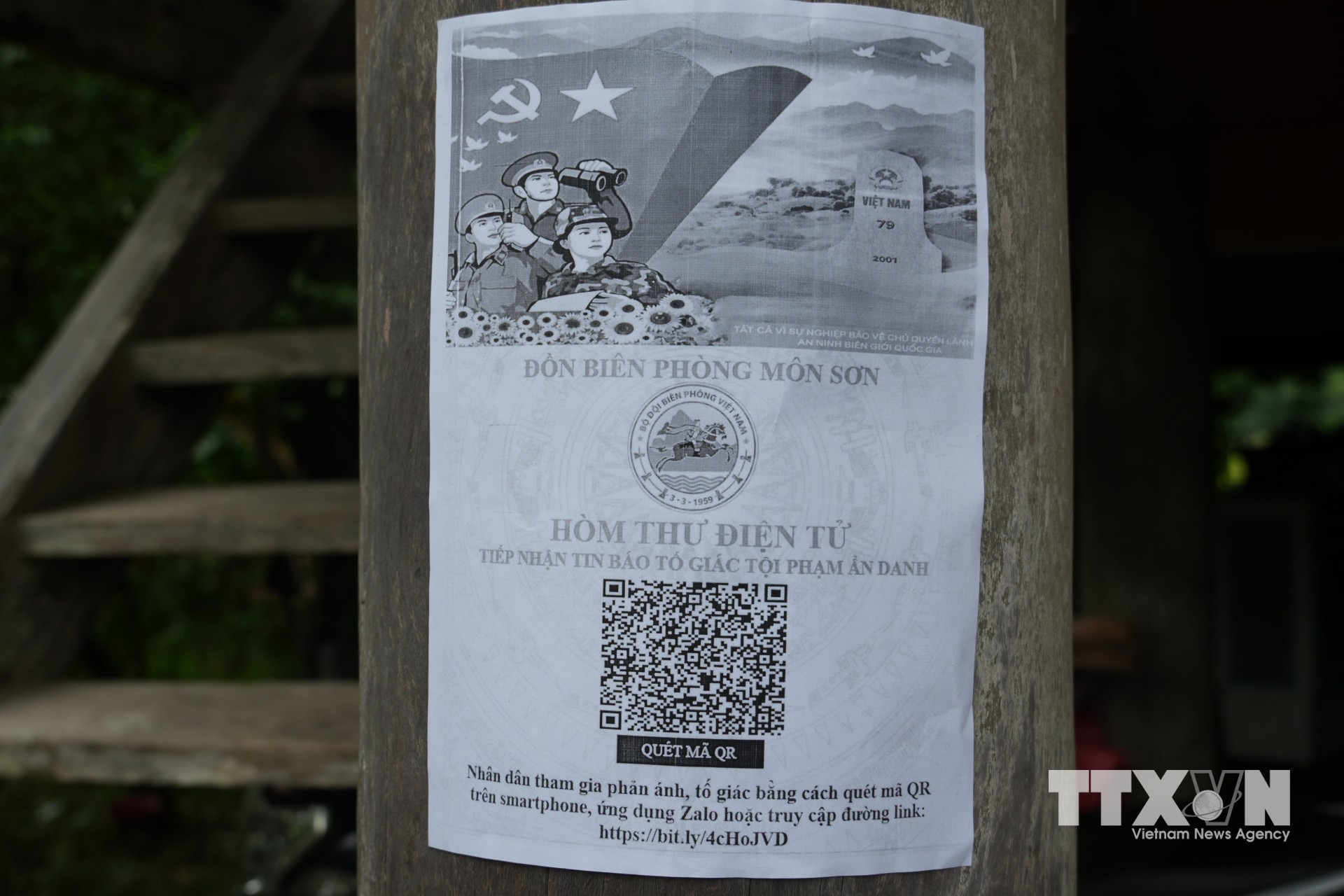 Các mã QR "Hòm thư tố giác ẩn danh" được Đồn biên phòng Môn Sơn, xã Môn Sơn dán tại nhà văn hoá, điểm sinh hoạt cộng đồng, homestay để người dân cung cấp thông tin cho lực lượng chức năng. (Ảnh: Bích Huệ/TTXVN)